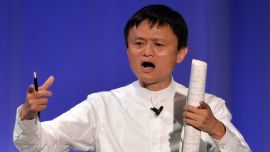 <b>TJENER GODT:</b> Konsernsjef Jack Ma i Alibaba kan bli en rik mann dersom selskapet lykkes med å bli den største børsnoteringen på Wall Street noensinne. Nå skal han ut på turné for å sikre førsteplassen.