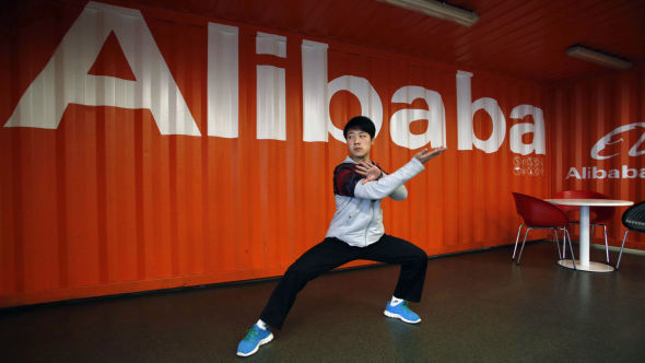 <b>STORNOTERING:</b> En Alibaba-ansatt bedriver tai-chi i lokalene i Hangzhou, under en åpen dag i selskapet. Noteringen av Alibaba i New York er ventet å bli tidenes største.