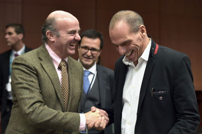 & lt; b & gt; GOD STEMNING: & lt; / b & gt; Hellas' finansminister Yanis Varoufakis (til h & # xF8; YRE) Sammi med finansminister Luis De Guindos and Spania under fredagens m & # xF8; tea.