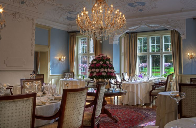 & lt; b & gt; STATHOLDERGAARDEN: & lt; / b & gt; har restaurants plass til opptil gjester 70, Annet dian and & # xE6; rverdige Salen Cleopatra.