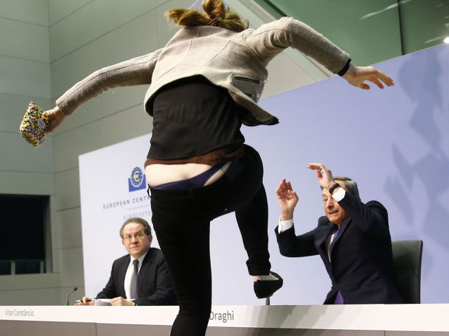 & lt; b & gt; P & # DRAMATIKK xC5; M & # ESB-xD8; TE: & lt; / b & gt; Her Stormer in Aktivist word sentralbanksjef Mario Draghi and ESB.