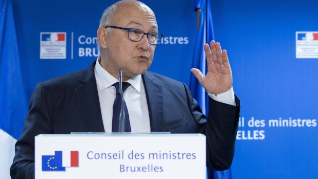 Frankrikes finansminister Michel Sapin orienterte pressen etter krisemøtet med eurosonens andre finansministre i Brussel lørdag kveld.
