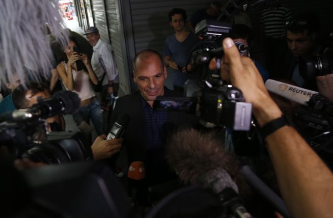 <b>STOR INTERESSE:</b> Finansminister Yanis Varoufakis måtte gå spissrotgang mellom journalister i det han forlot søndagens møte i rådet for finansiell stabilitet.
