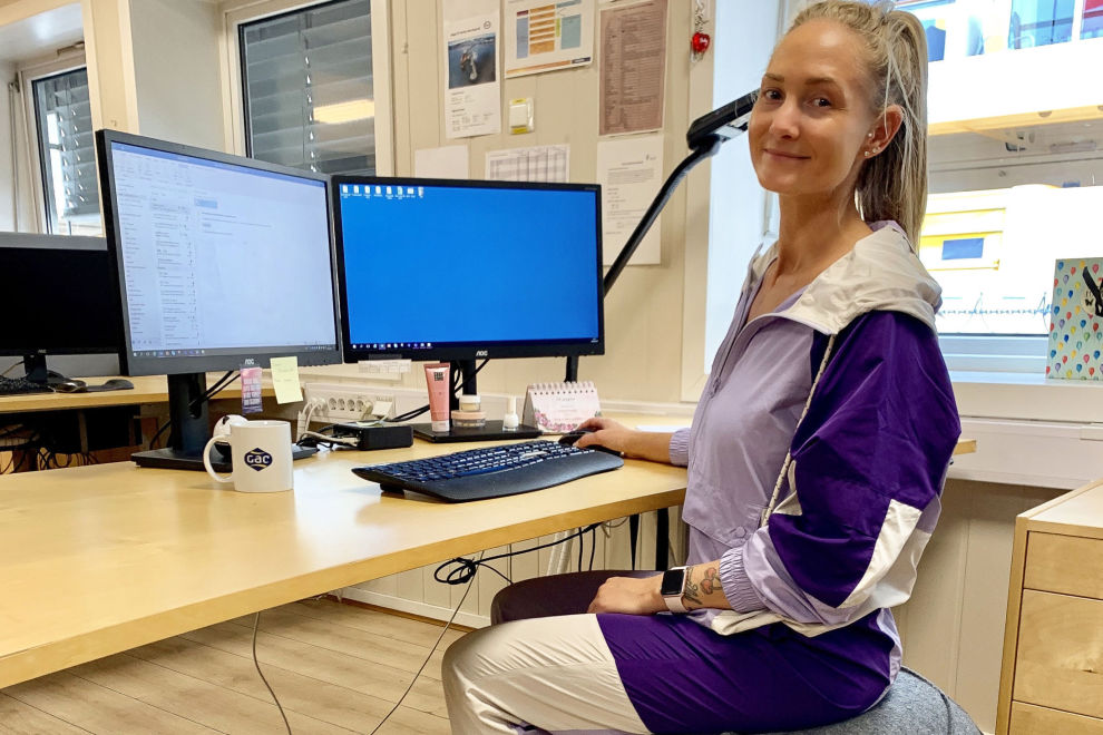 Julie Hellesø har kontorjobb og bruker aktive stoler daglig for å holde kroppen i bevegelse og forhindre at ryggen blir stiv og vond.
