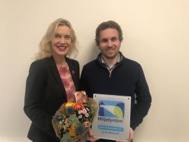  <p>Erik Løvaas mottok nylig prisen som årets inspirasjon av Ann-Kristin Ytreberg, daglig leder i Stiftelsen Miljøfyrtårn.</p> 